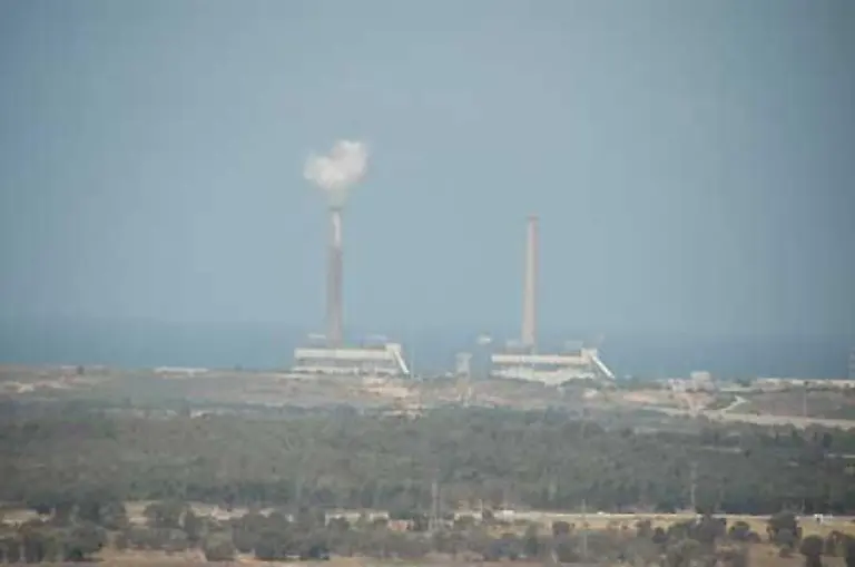 Im-Dunst-sehen-wir-das-grosse-Rutenberg-Kraftwerk-das-ueber-60-Prozent-des-Stroms-im-Gazastreifen-liefert-dennoch-immer-wieder-mit-Raketen-der-Hamas-beschossen-wird