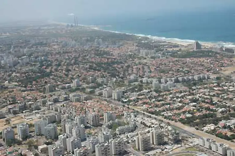 Aschkelon-im-Vordergrund-das-Kraftwerk-und-gleich-dahinter-beginnt-der-Gazastreifen-All-das-liegt-in-der-Reichweite-palaestinensischer-Raketen