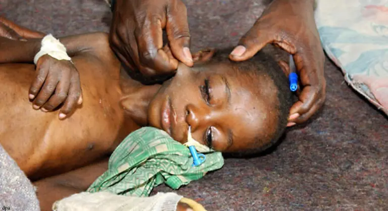 Fast-5-000-Kinder-taeglich-fallen-Cholera-Typhus-Gelbsucht-oder-Durchfall-zum-Opfer