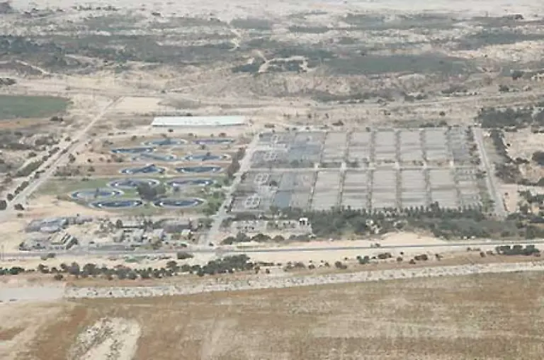 Dann-ueberfliegen-wir-riesige-Wasseraufbereitungsanlagen-in-den-Duenen-suedlich-von-Tel-Aviv-90-Prozent-des-Brauchwassers-wird-fuer-die-Landwirtschaft-nutzbar-gemacht
