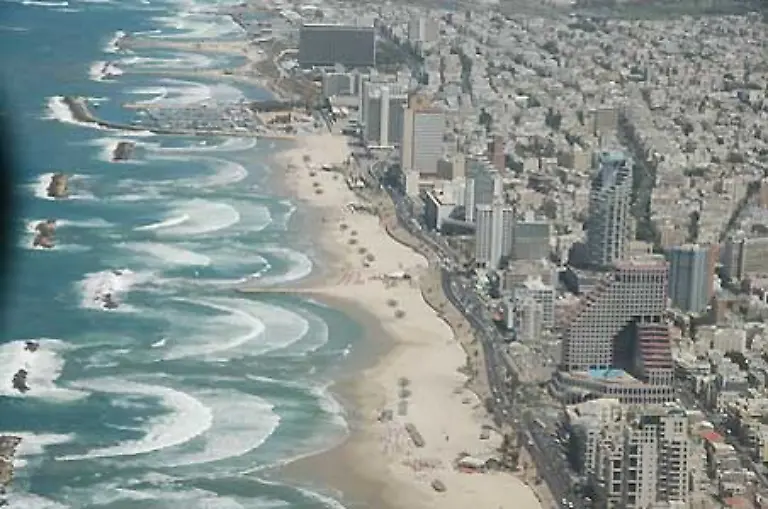 Der-Strand-von-Tel-Aviv-und-die-Hotels-entlang-der-Jarkon-Street