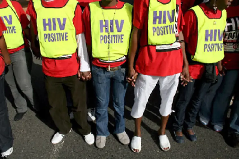 In-den-besonders-betroffenen-aermeren-Laendern-erhalten-gerade-einmal-23-Prozent-aller-HIV-infizierten-Schwangeren-eine-Vorsorgebehandlung-die-das-Risiko-einer-Uebertragung-der-Krankheit-auf-das-Baby-verringert