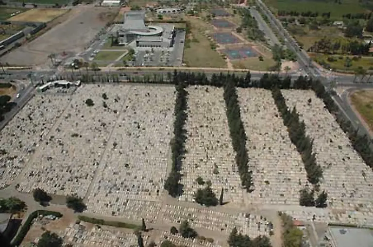 Vor-der-Landung-geht-es-noch-ueber-den-Friedhof-von-Herzlija