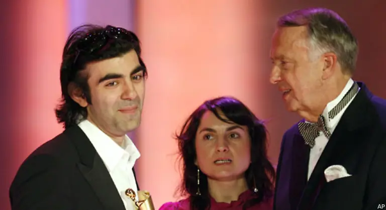 Fuer-Akin-war-es-die-zweite-Lola-2004-hatte-er-fuer-seinen-Film-Gegen-die-Wand-den-Deutschen-Filmpreis-in-Gold-erhalten-Nicht-fuer-Preise-machen-wir-Filme-sondern-fuers-Leben-sagte-Akin