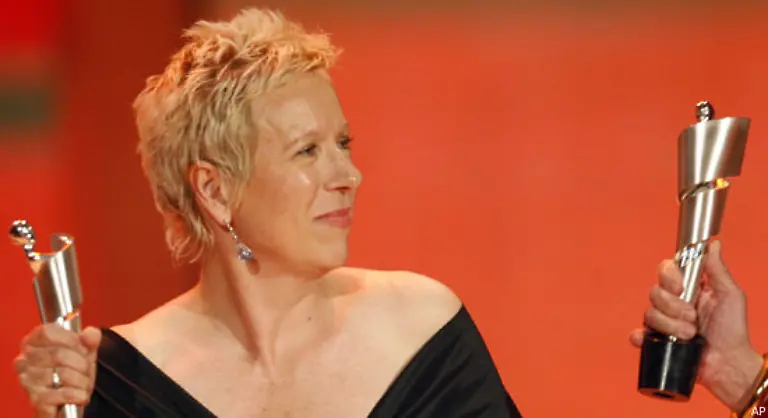 Doris-Doerrie-die-im-Berlinale-Wettbewerb-leer-ausgegangen-war-wurde-beim-Filmpreis-drei-Mal-gewuerdigt-Fuer-ihren-Film-Kirschblueten-Hanami-erhielt-sie-den-Filmpreis-in-Silber-Wirklich-gluecklich-wirkte-sie-darueber-nicht