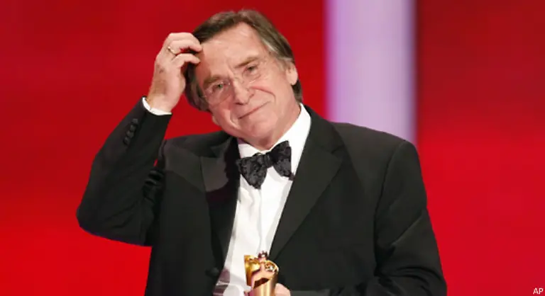 Das-Publikum-feierte-Wepper-mit-starkem-Applaus-was-den-Schauspieler-fast-schon-verlegen-machte-Ich-bin-richtig-ergriffen-sagte-er-Es-sei-keine-Selbstverstaendlichkeit-gewesen-dass-Doerrie-ihm-diese-Rolle-gegeben-habe