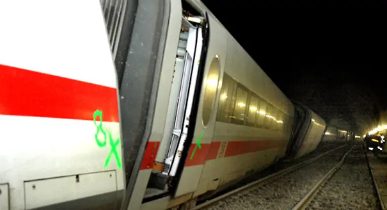 Die-Bergung-der-demolierten-Waggons