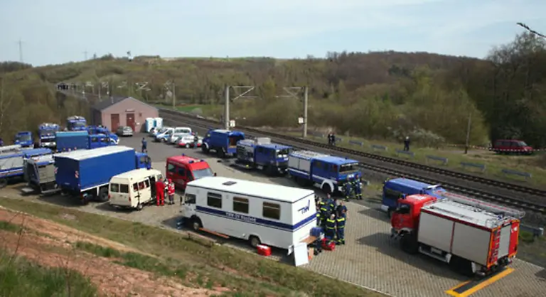 Einige-Menschen-wurden-beatmet-Danach-wurden-die-Reisenden-mit-Bussen-zum-Bahnhof-in-Fulda-gebracht-oder-in-das-Gemeindezentrum-eines-nahe-gelegenen-Ortes-wo-sie-weiter-versorgt-wurden