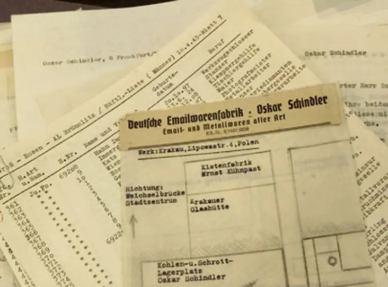 Die-ehemalige-Sekretaerin-des-deutschen-Fabrikanten-Oskar-Schindler-tippt-1944-mit-zwei-Fingern-jene-beruehmt-gewordene-Schindler-Liste