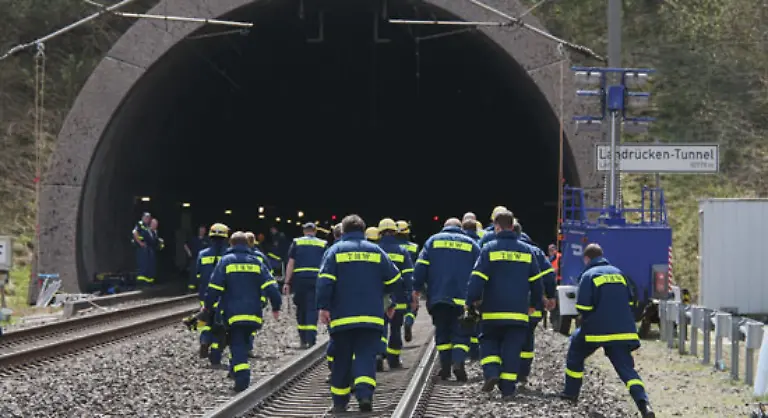 Mitarbeiter-des-Technischen-Hilfswerks-THW-schleppten-die-uebel-stinkende-Fleischmasse-mit-Eimern-aus-dem-Tunnel
