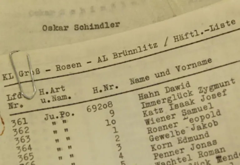 die-juedische-Arbeiter-vor-dem-sicheren-Tod-in-deutschen-Vernichtungslagern-bewahrt-Auch-ihren-eigenen-Namen-samt-Berufsbezeichnung-Schreibkraft-setzt-sie-darauf