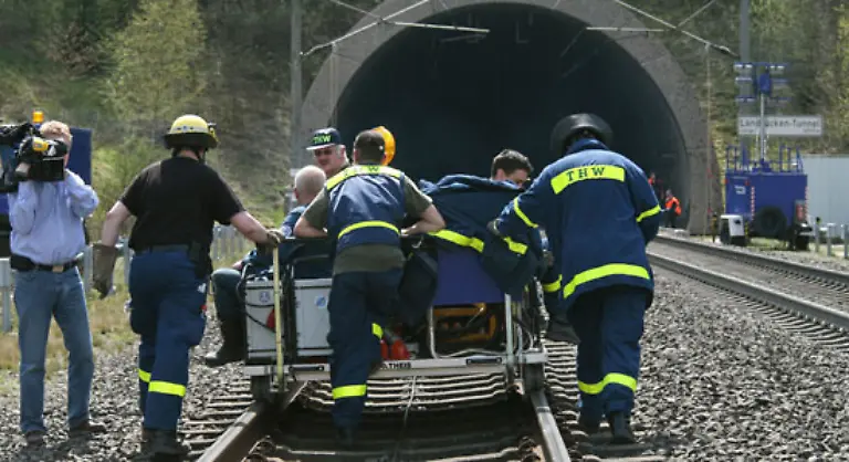 Etwa-60-THW-Arbeiter-waren-im-Einsatz-und-unterstuetzten-die-Bergungsarbeiten