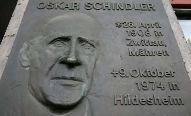 Geboren-wird-er-1908-als-Sohn-eines-katholischen-Landmaschinenfabrikanten-in-der-heute-tschechischen-Stadt-Svitavy-Zwittau