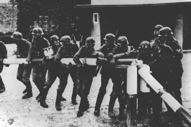 Zwischen-1935-und-1939-arbeitet-Schindler-in-Polen-und-im-heutigen-Tschechien-als-Agent-der-deutschen-Spionageabwehr-Kurz-vor-Kriegsbeginn-wird-er-entlarvt-und-zum-Tode-verurteilt-Der-Einmarsch-der-Deutschen-verhindert-die-Vollstreckung-des-Todesurteils