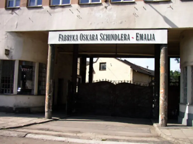 Nach-Kriegsausbruch-1939-uebernimmt-er-zunaechst-als-Paechter-ein-ehemaliges-Press-und-Emaillewerk-in-Krakau-Im-selben-Jahr-tritt-er-der-NSDAP-bei
