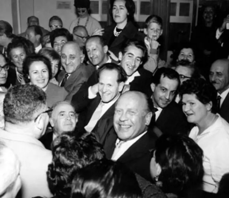 In-Tschechien-ueberleben-seine-Juden-den-Krieg-Schindler-1962-in-Israel-mit-von-ihm-geretteten-Juden-Ich-habe-einen-Mann-gesehen-der-staendig-sein-Leben-riskierte-fuer-das-was-er-tat