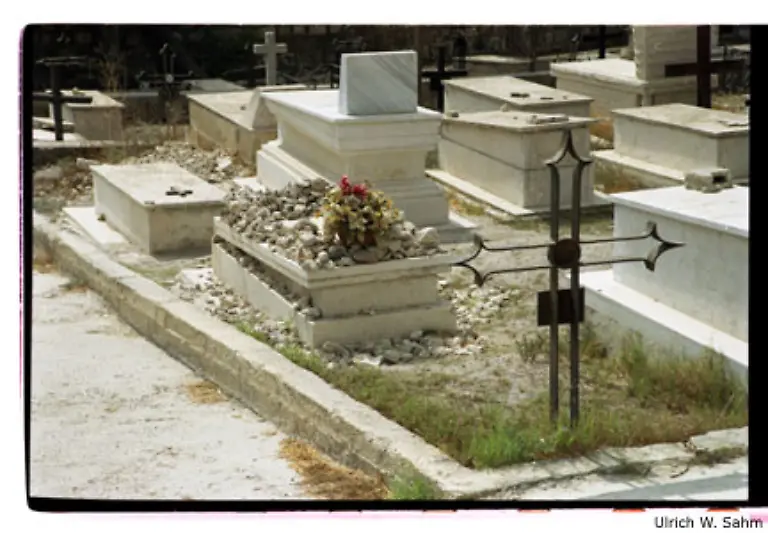 Der-unvergessliche-Lebensretter-1200-verfolgter-Juden-steht-auf-Schindlers-Grabplatte-auf-dem-Franziskaner-Friedhof-auf-dem-Zionsberg-in-Jerusalem