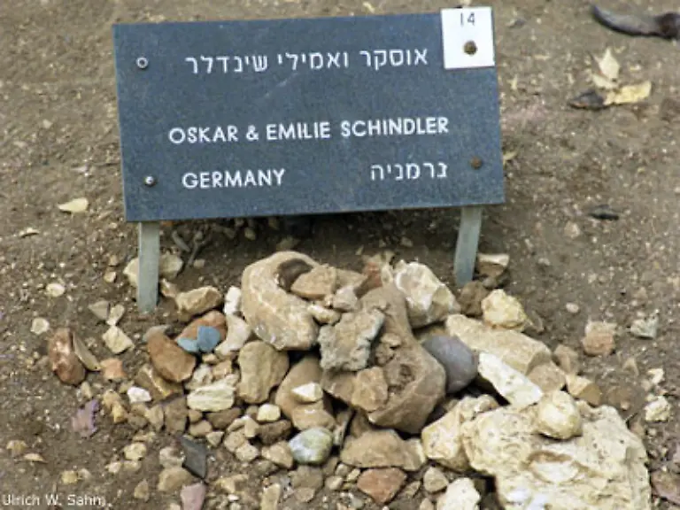 Diese-hohe-Auszeichnung-haben-nach-Angaben-der-Gedenkstaette-bis-heute-22-000-Menschen-aus-44-Laendern-dafuer-erhalten-dass-sie-unter-Einsatz-ihres-Lebens-Juden-waehrend-des-Holocaust-gerettet-haben