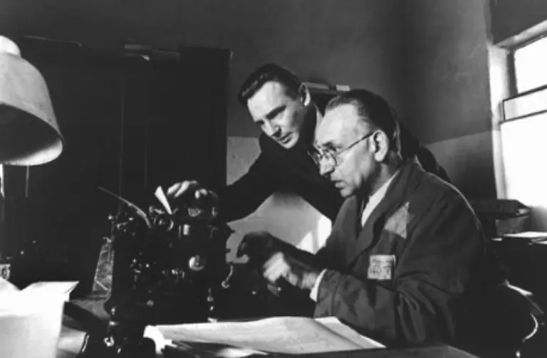 In-dem-mit-sieben-Oscars-gekroenten-Film-Schindlers-Liste-1993-mit-dem-US-Regisseur-Steven-Spielberg-dem-Deutschen-postum-zu-Weltruhm-verhilft-sieht-Emilie-Schindler-ihre-Rolle-viel-zu-kurz-gekommen