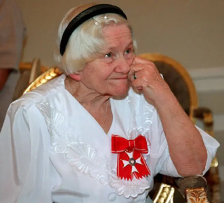 Die-polnische-Krankenschwester-Irena-Sendler-rettet-zusammen-mit-Helfern-2500-juedischen-Kindern-aus-dem-Warschauer-Ghetto-das-Leben-Von-der-Gestapo-wird-sie-dafuer-gefoltert-Ihr-Heldenmut-wird-erst-nach-mehr-als-50-Jahren-bekannt