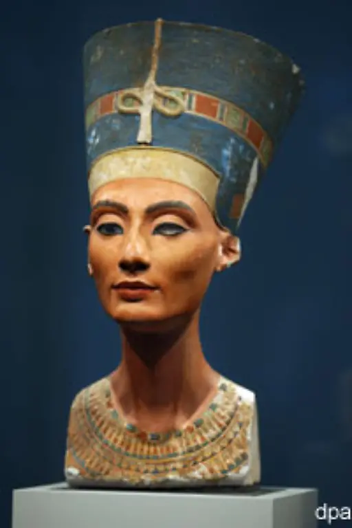Angemalte-rote-Lippen-gab-es-daher-schon-vor-Tausenden-von-Jahren-Bereits-Nofretete-malte-sich-wie-andere-Aegypterinnen-und-Griechinnen-ihrer-Zeit-die-Lippen-an