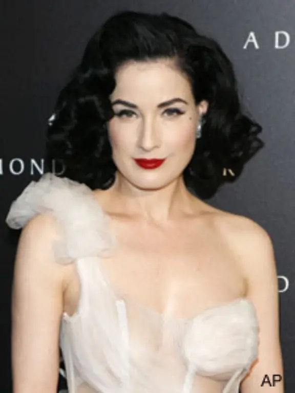 Nacktmodell-Dita-von-Teese-raekelte-sich-dagegen-vor-einiger-Zeit-um-den-Lipteese-einer-phallisch-anmutenden-Grossversion-des-Lippenstifts