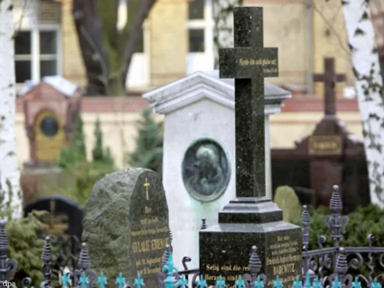 Auf-dem-traditionsreichen-Dorotheenstaedtischen-Friedhof-in-Berlin-Mitte-findet-man-die-Grabstaetten-vieler-Prominenter