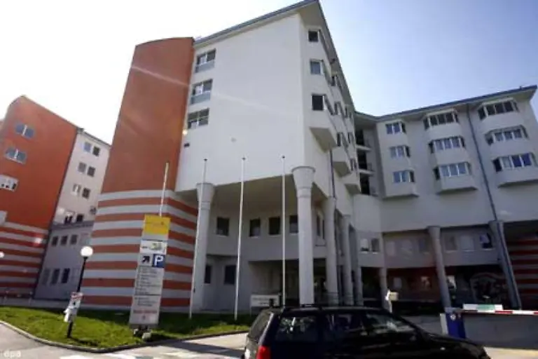 Als-sich-Elisabeth-F-mit-den-beiden-Kellerkindern-auf-den-Weg-zu-Kerstins-Krankenbett-macht-geht-bei-der-Polizei-ein-anonymer-Anruf-ein
