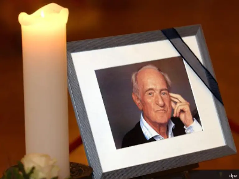 Auch-Alt-Bundespraesident-Johannes-Rau-fand-seine-letzte-Ruhe-dort-in-einem-Ehrengrab-Rau-hatte-in-seiner-Zeit-als-Bundespraesident-in-der-Hauptstadt-ein-Zuhause-gefunden-und-bei-einer-Fuehrung-auch-den-idyllischen-Prominentenfriedhof-kennengelernt