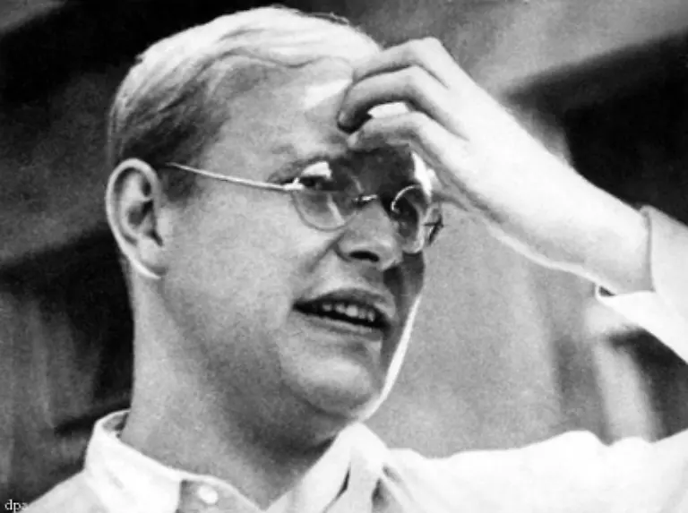 Sein-Grab-liegt-nur-wenige-Schritte-von-dem-Gedenkstein-entfernt-der-die-Namen-des-Theologen-Dietrich-Bonhoeffer-und-anderer-waehrend-der-Nazi-Zeit-ermordeter-Widerstandskaempfer-traegt
