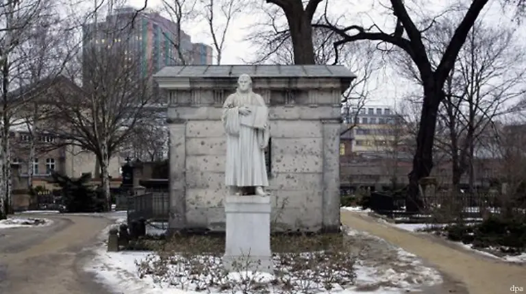 Auf-dem-kleinen-1762-noch-vor-den-Toren-der-Stadt-angelegten-Friedhof-fanden-viele-bekannte-Kuenstler-und-Geistesgroessen-ihre-letzte-Ruhe