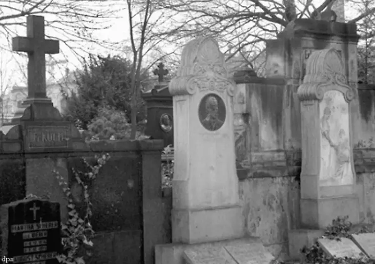 Traditionell-ist-der-Friedhof-der-evangelischen-Gemeinde-der-Berliner-Dorotheenstadt-mit-grossen-Namen-aus-Theater-Literatur-und-den-Geisteswissenschaften-verbunden