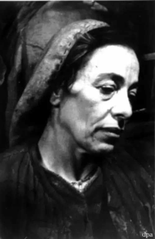 Helene-Weigel-liegt-hier-an-Brechts-Seite-wie-im-Leben