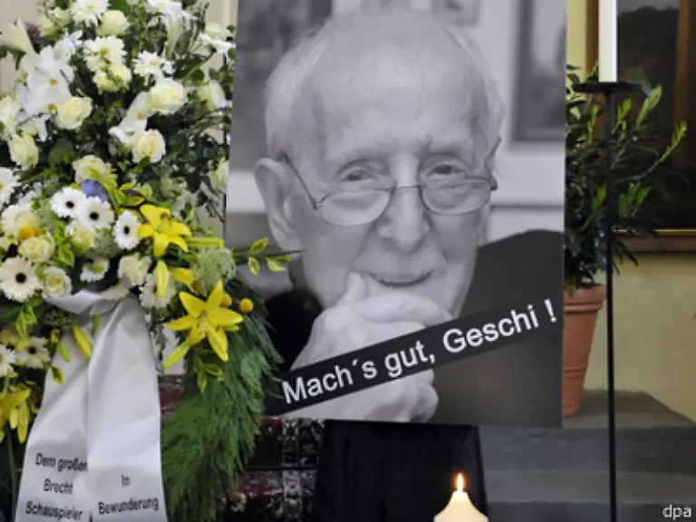 In-unmittelbarer-Naehe-findet-man-die-Grabstaette-Erwin-Geschonnecks-Der-Volksschauspieler-hatte-auch-mit-Brecht-am-Berliner-Ensemble-gearbeitet