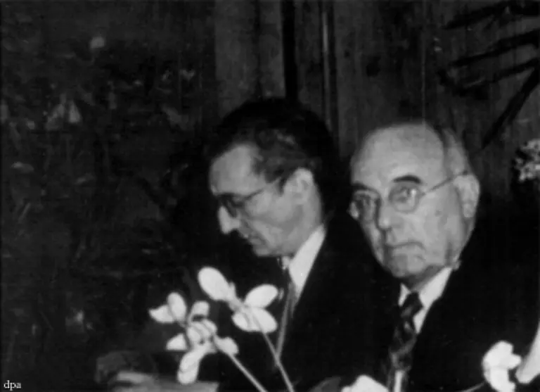 In-Grab-Nummer-CAM-1-37-38-liegt-der-DDR-Staatsdichter-Johannes-R-Becher