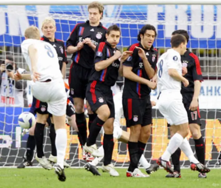Dank-Ribery-denn-der-hatte-sich-aus-der-Mauer-gedreht-so-dass-der-Ball-die-passende-Luecke-fand-und-im-Tor-landete