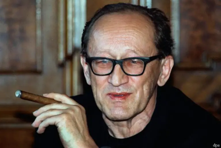 Johannes-Rau-fand-seine-letzte-Ruhe-ganz-in-der-Naehe-des-Dramatikers-Heiner-Mueller-Am-Fusse-von-Muellers-Grab-ist-eine-Vogeltraenke-in-Form-eines-Aschenbechers-eingelassen