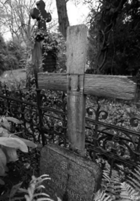 und-Verehrer-des-Whisky-und-Tabakliebhabers-mit-der-markanten-Hornbrille-legen-dort-gelegentlich-Hochprozentiges-und-Zigarren-nieder