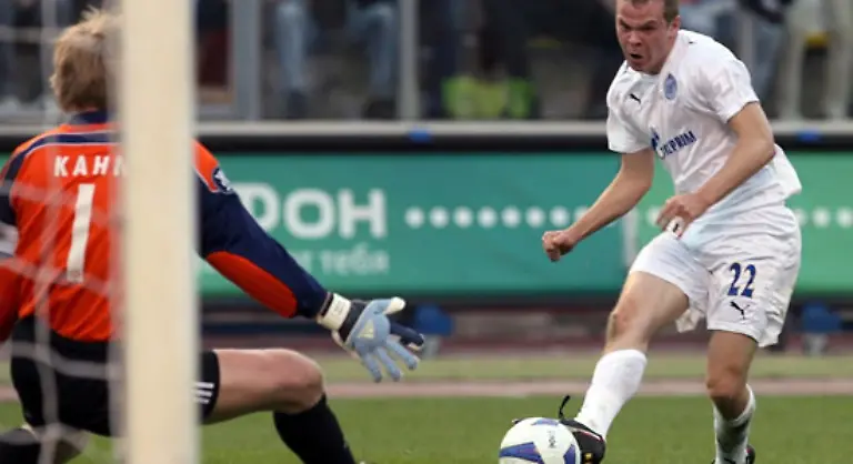 Nach-einer-Flanke-von-Alexander-Anjukow-koepfte-Fajsulin-das-3-0-fuer-Zenit-und-sorgte-damit-in-der-53-Minute-fuer-die-Vorentscheidung