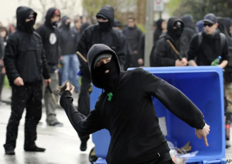 Im-Mittelpunkt-standen-Nuernberg-und-vor-allem-Hamburg-Dort-kam-es-am-Rande-von-rechtsextremen-Aufmaerschen-zu-teilweise-heftigen-Zusammenstoessen-zwischen-Gegendemonstranten-und-der-Polizei