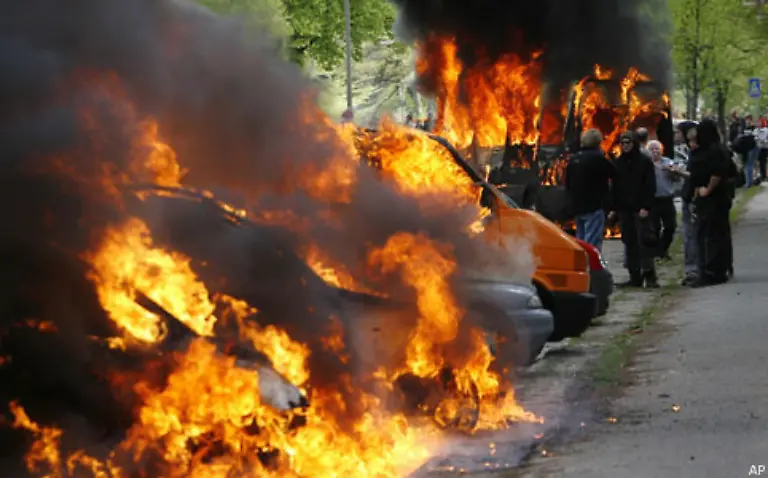 und-mehrere-Privatautos-wurden-in-Brand-gesetzt
