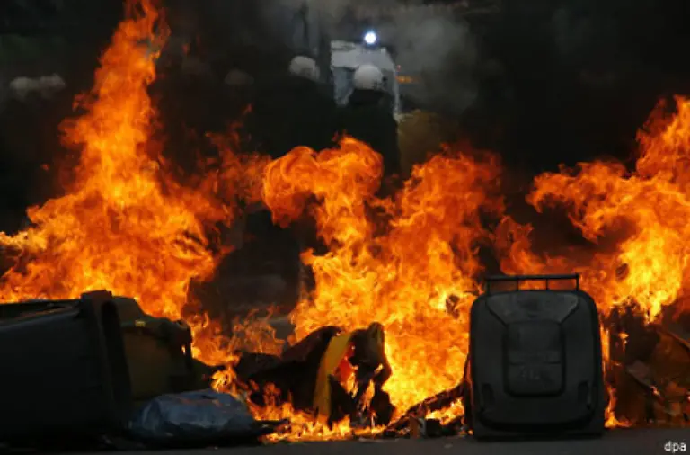 und-Barrikaden-aus-Muellcontainern-gingen-in-Flammen-auf