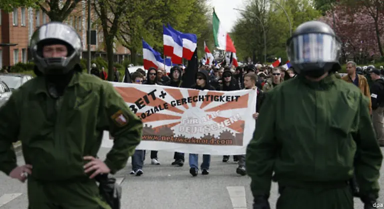 um-den-Neonazis-den-Weg-zu-bahnen-und-Linke-und-Rechte-zu-trennen