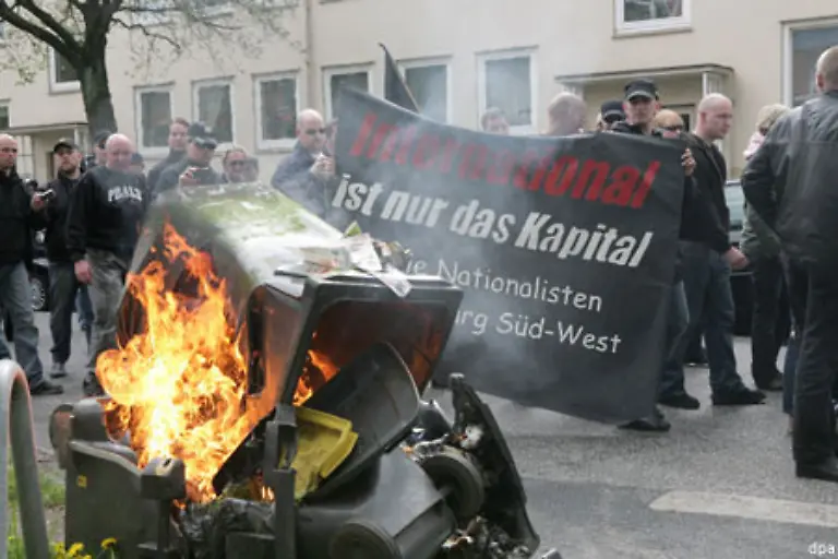 Die-NPD-Anhaenger-hatten-von-ihrer-urspruenglich-vorgesehenen-Route-abweichen-muessen-da-Gegendemonstranten-diese-besetzt-hielten