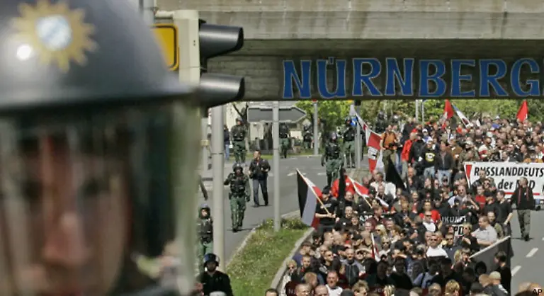 Bei-einer-NPD-Kundgebung-warfen-Gegendemonstranten-vereinzelt-Eier-Flaschen-und-Milchtueten-auf-die-Extremisten