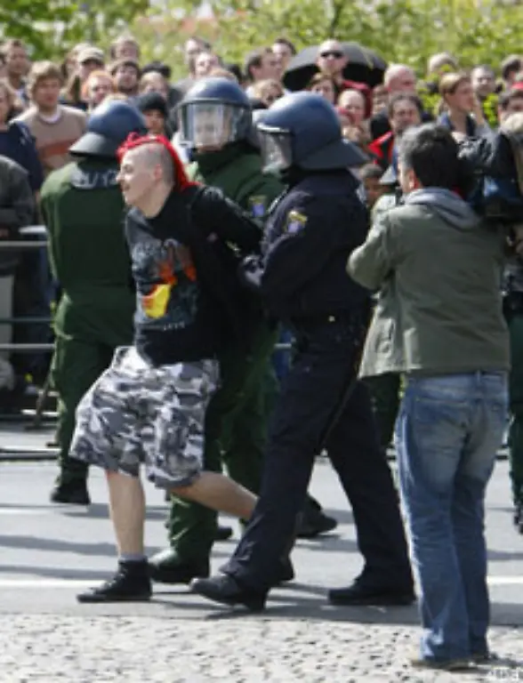 Mehrere-Linke-wurden-bei-Schlagstockeinsaetzen-der-Polizei-leicht-verletzt-Die-Demonstranten-hatten-versucht-die-Polizeikette-zu-durchbrechen-um-den-NPD-Aufmarsch-zu-stoppen-Die-Nuernberger-Polizei-sprach-von-vier-verletzten-Beamten