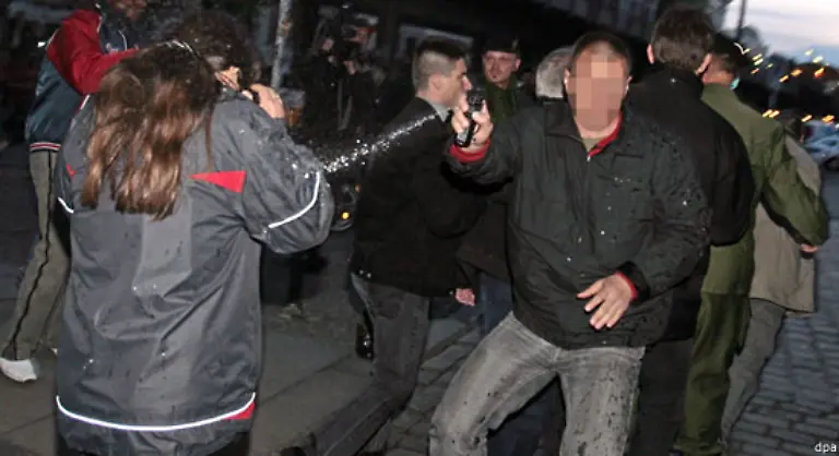 In-Berlin-mussten-Polizisten-ihren-Behoerdenchef-Glietsch-nach-einer-Attacke-von-Autonomen-in-einen-Mannschaftswagen-bringen-der-dann-ebenfalls-mit-Flaschen-Stuehlen-und-Steinen-angegriffen-wurde