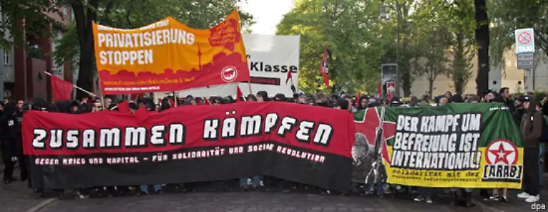 Mehrere-tausend-Mitglieder-der-linken-Szene-waren-am-Abend-mit-roten-Fahnen-unter-dem-Motto-Zusammen-kaempfen-gegen-Kapital-und-Krieg-durch-Kreuzberg-gezogen