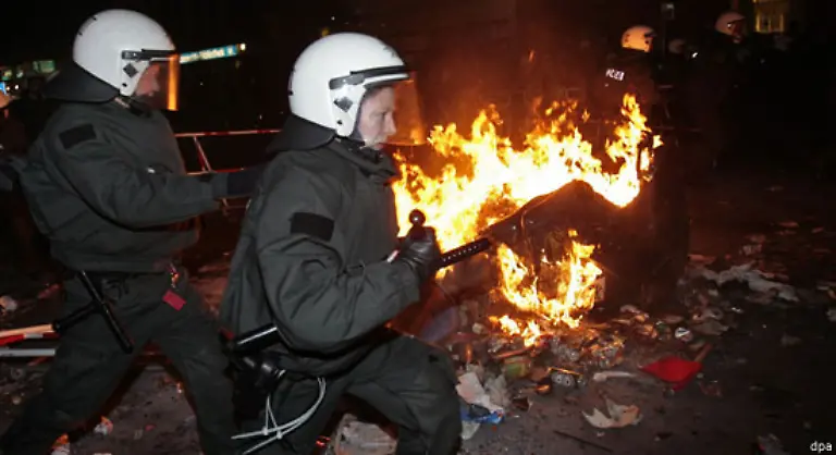 Die-Polizei-ging-gezielt-vor-und-holte-einzelne-Stoerer-aus-der-Menge
