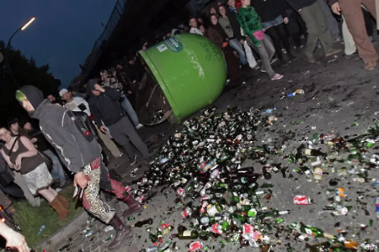 Gewalttaetige-Stoerer-warfen-Altglascontainer-um-und-schleuderten-Steine-und-Feuerwerkskoerper-gegen-Polizisten